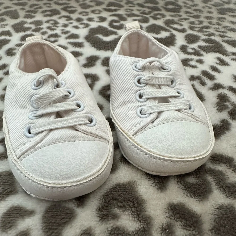 Old Navy Infant Sneakers Size 3-6 months